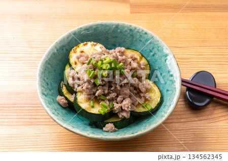 ズッキーニと豚ひき肉の塩こうじ炒め 134562345