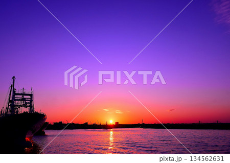 夕暮れ時の銚子第二漁港 夕暮れ時の銚子第二漁港 134562631