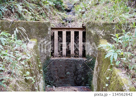 古い排水溝柵 古い排水溝柵 134562642