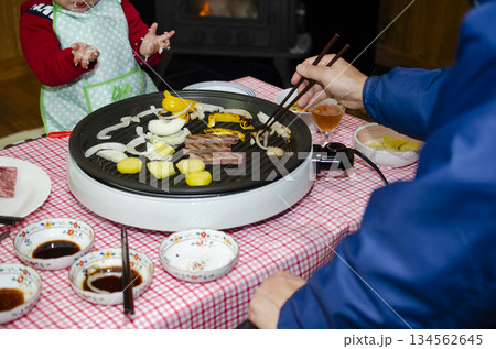ホットプレートで食事中のイメージ 134562645