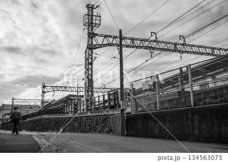 モノクロ　駅に向かう男性　 134563073