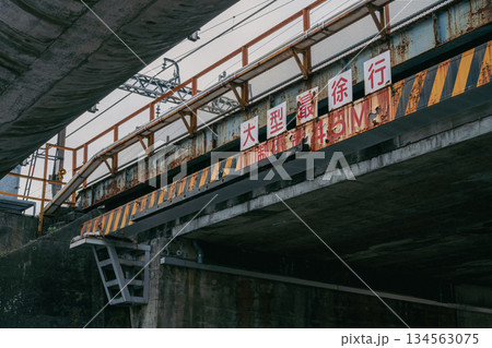 伊勢原駅の架道橋 134563075