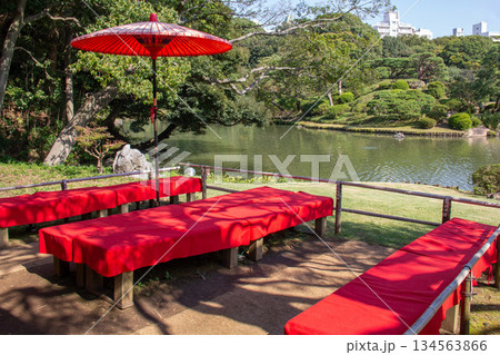 六義園の池を望む庭園茶屋の赤い毛氈と和傘の風景 六義園の池を望む庭園茶屋の赤い毛氈と和傘の風景 134563866