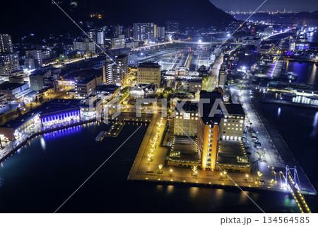 日本夜景遺産に選ばれている門司港レトロの美しい夜景(福岡県北九州市) 日本夜景遺産に選ばれている門司港レトロの美しい夜景(福岡県北九州市) 134564585