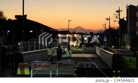 代田富士見橋(東京都世田谷区)から見た夕景の富士山 代田富士見橋(東京都世田谷区)から見た夕景の富士山 134564621