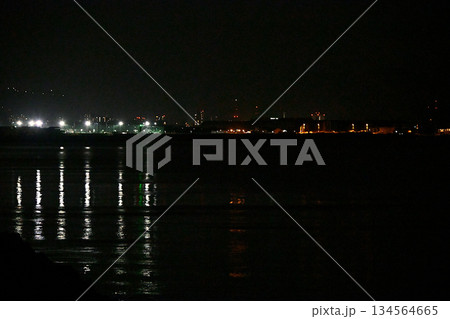 深夜の広島工業地帯、水面に光が反射する 134564665