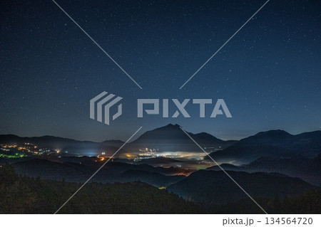 霧煙る湯布院 134564720