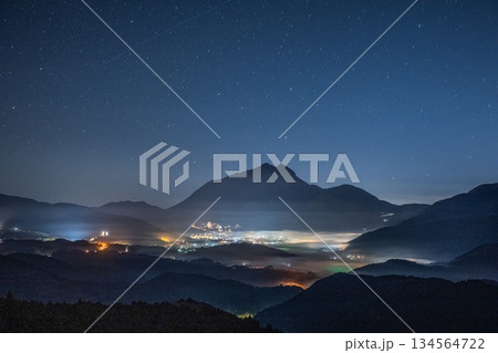 霧煙る湯布院 134564722