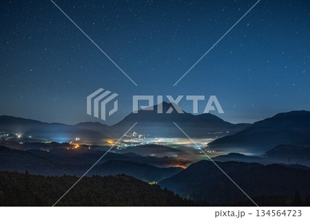 霧煙る湯布院 134564723