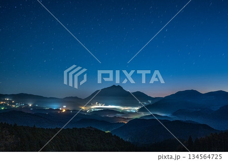 霧煙る湯布院 134564725