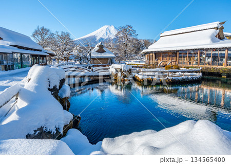 冬の忍野八海 富士山 雪 冬の忍野八海 富士山 雪 134565400
