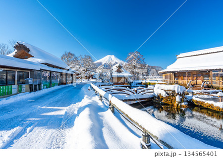 冬の忍野八海 富士山 雪 冬の忍野八海 富士山 雪 134565401