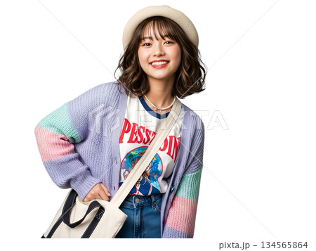 帽子とカーディガンでお出かけする明るい若い女性 カジュアルコーデ（背景透過） 134565864