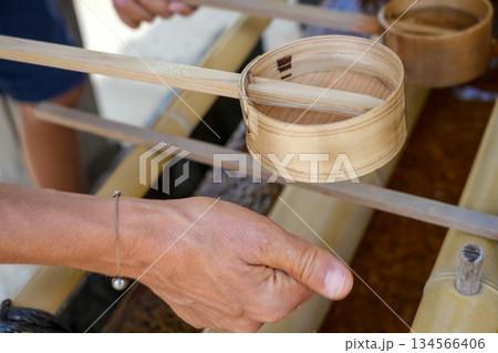 Hand with hishaku at chozuya in Shitenno-ji Temple, Osaka 134566406