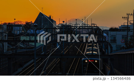 世田谷区立の公園「代田富士356広場」から見た富士山と小田急の上り電車、夕景 134566486