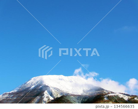 穏やかな青空と雪が積もり始めた山々 穏やかな青空と雪が積もり始めた山々 134566635