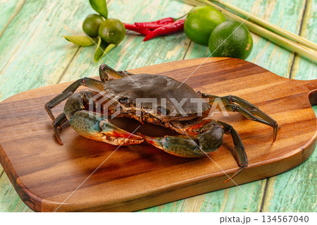 Raw wild crab for cooking Raw wild crab for cooking 134567040