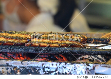 炭火で焼く鰻の蒲焼 炭火で焼く鰻の蒲焼 134567748