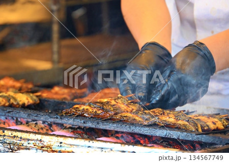 炭火で焼く鰻の蒲焼 炭火で焼く鰻の蒲焼 134567749