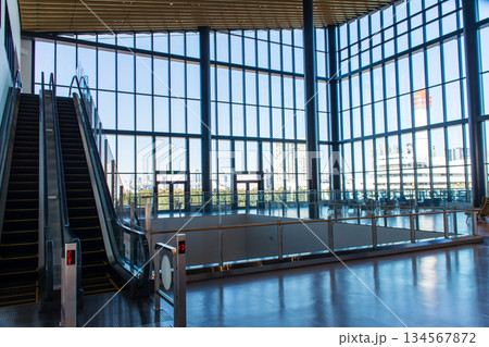 明るい日差しが差し込む閑散としたお台場にある東京国際クルーズターミナルの建物の中 明るい日差しが差し込む閑散としたお台場にある東京国際クルーズターミナルの建物の中 134567872