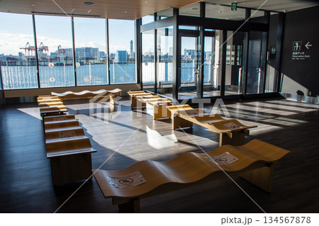 明るい日差しが差し込む閑散としたお台場にある東京国際クルーズターミナルの建物の中 134567878