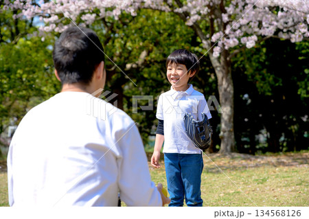 公園でキャッチボールする親子　説明を聞く子ども 134568126