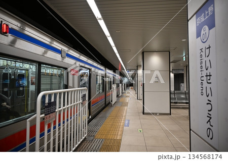 京成上野駅のホームと車両　東京 134568174