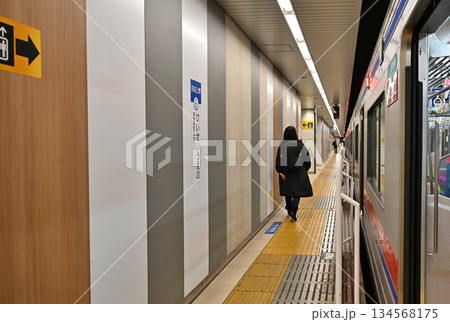 京成上野駅のホームと車両　東京 134568175
