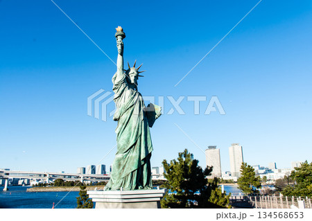 真っ青な青空の下の自由の女神像　東京都のお台場にて　 134568653
