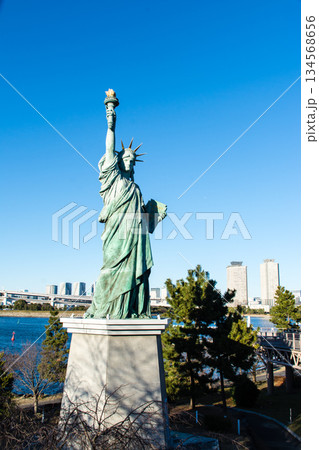 真っ青な青空の下の自由の女神像　東京都のお台場にて　 134568656