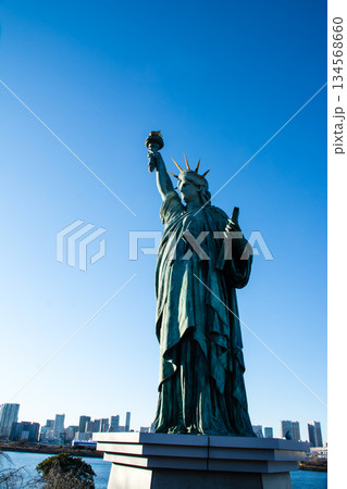真っ青な青空の下の自由の女神像　東京都のお台場にて　 134568660