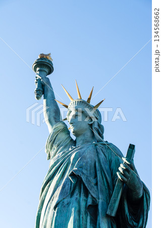 真っ青な青空の下の自由の女神像　東京都のお台場にて　 134568662