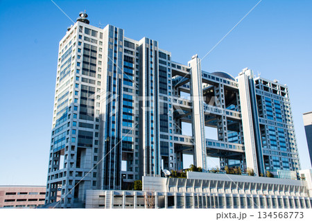 真っ青な青空の下のガラス張りと球形の部分が付いた近代的な建物　東京都のお台場にて 134568773