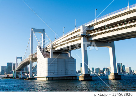 真っ青な青空の下の大きくて優雅なレインボーブリッジ 東京都のお台場にて 真っ青な青空の下の大きくて優雅なレインボーブリッジ 東京都のお台場にて 134568920