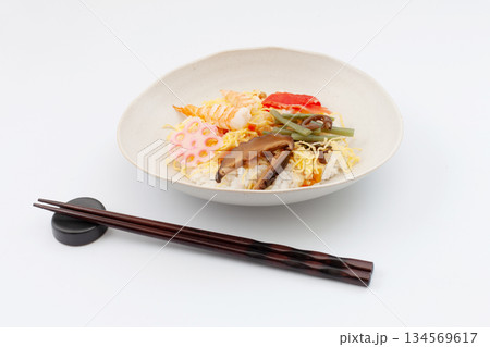 ちらし寿司 白背景 134569617