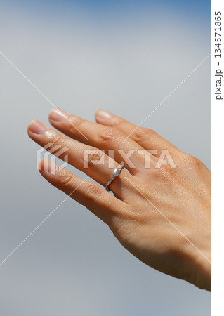 薬指に輝くダイヤモンドの婚約指輪_縦 134571865