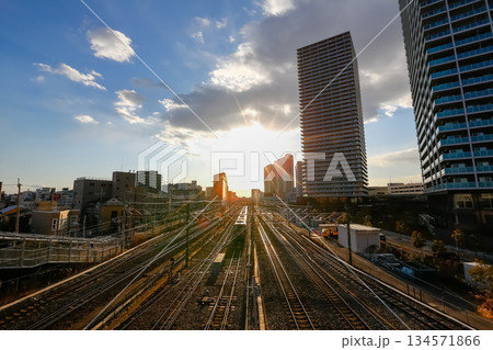 夕陽に照らされる線路と高層マンション 134571866