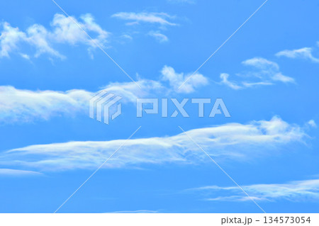 青空に流れる波状雲（ fix撮影 ) 134573054