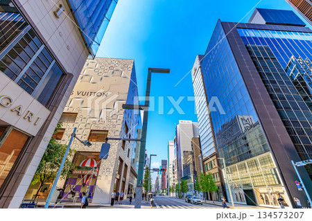 東京　中央区　銀座の都市風景　銀座二丁目交差点付近 134573207