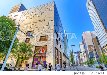 東京 中央区 銀座の都市風景 銀座二丁目交差点付近 東京 中央区 銀座の都市風景 銀座二丁目交差点付近 134573211