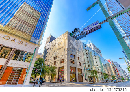 東京　中央区　銀座の都市風景　銀座二丁目交差点付近 134573213