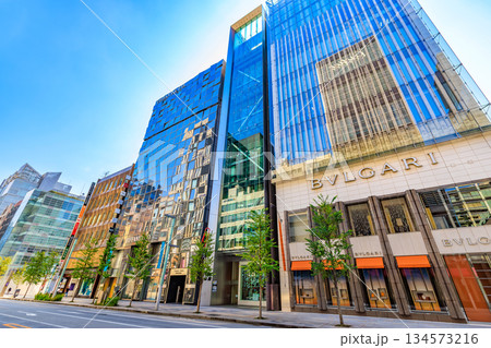 東京　中央区　銀座の都市風景　銀座二丁目交差点付近 134573216