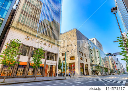 東京　中央区　銀座の都市風景　銀座二丁目交差点付近 134573217