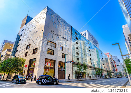 東京　中央区　銀座の都市風景　銀座二丁目交差点付近 134573218