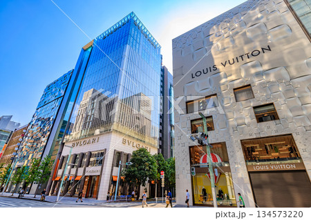 東京　中央区　銀座の都市風景　銀座二丁目交差点付近 134573220