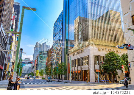 東京　中央区　銀座の都市風景　銀座二丁目交差点付近 134573222