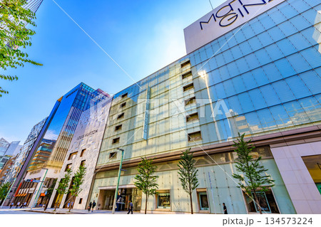 東京　中央区　銀座の都市風景　銀座三丁目交差点付近 134573224