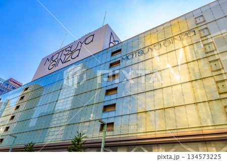 東京 中央区 銀座の都市風景 銀座三丁目交差点付近 東京 中央区 銀座の都市風景 銀座三丁目交差点付近 134573225