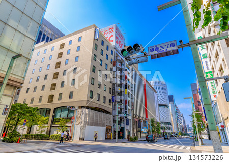 東京　中央区　銀座の都市風景　銀座三丁目交差点付近 134573226