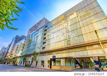 東京 中央区 銀座の都市風景 銀座三丁目交差点付近 東京 中央区 銀座の都市風景 銀座三丁目交差点付近 134573227